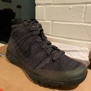 NIKE - MENS FLYKNIT TRNR CHUKKA FSB - 9.5 - BRAND NEW / NEVER WORN / IN THE BOX